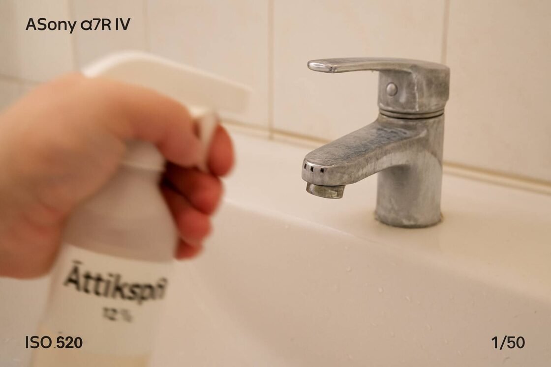 Upptäck hur ättiksprit kan revolutionera din städrutiner, spara pengar och skydda miljön. 20 hållbara tips för hemmet och trädgården.