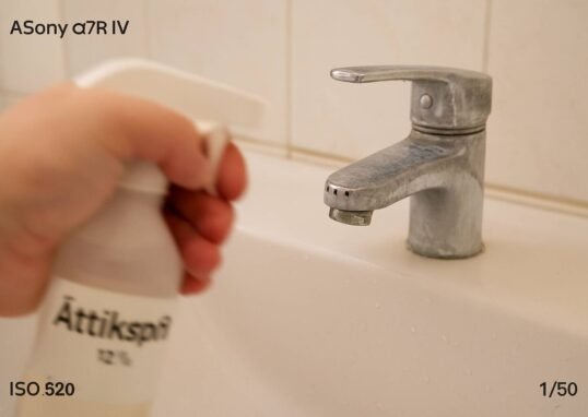 Upptäck hur ättiksprit kan revolutionera din städrutiner, spara pengar och skydda miljön. 20 hållbara tips för hemmet och trädgården.